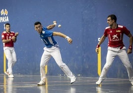 Salaverri se dispone a golpear la pelota.
