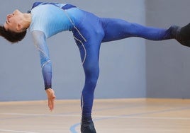 Raúl Villarejo, durante una competición, en una pista de madera.