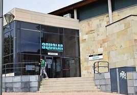 Entrada al complejo deportivo Aqualar de Lardero.