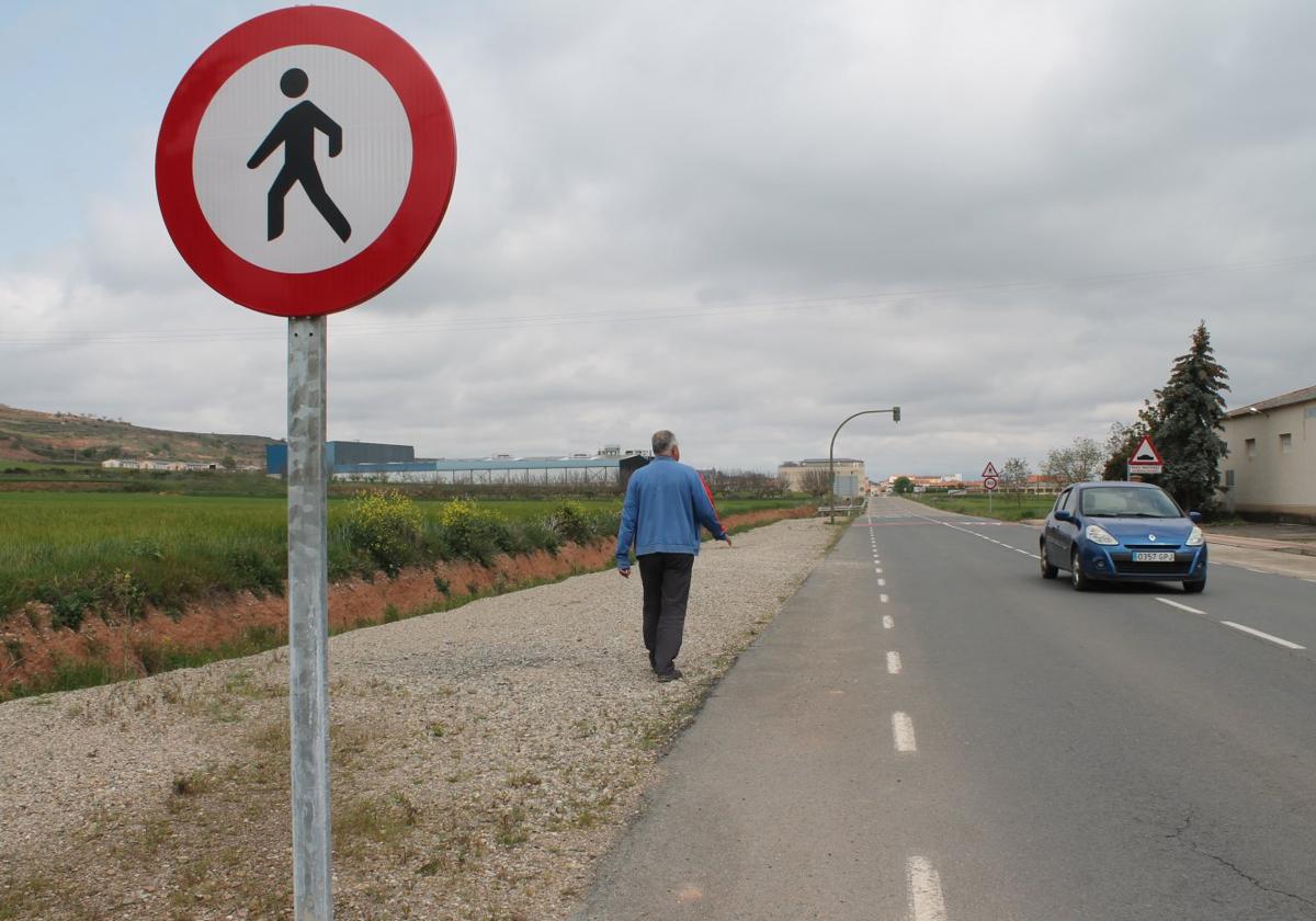 Un vecino de Bobadilla pasea sobre la zona en la que será construido el futuro carril ciclopeatonal entre su pueblo y Baños de Río Tobía.