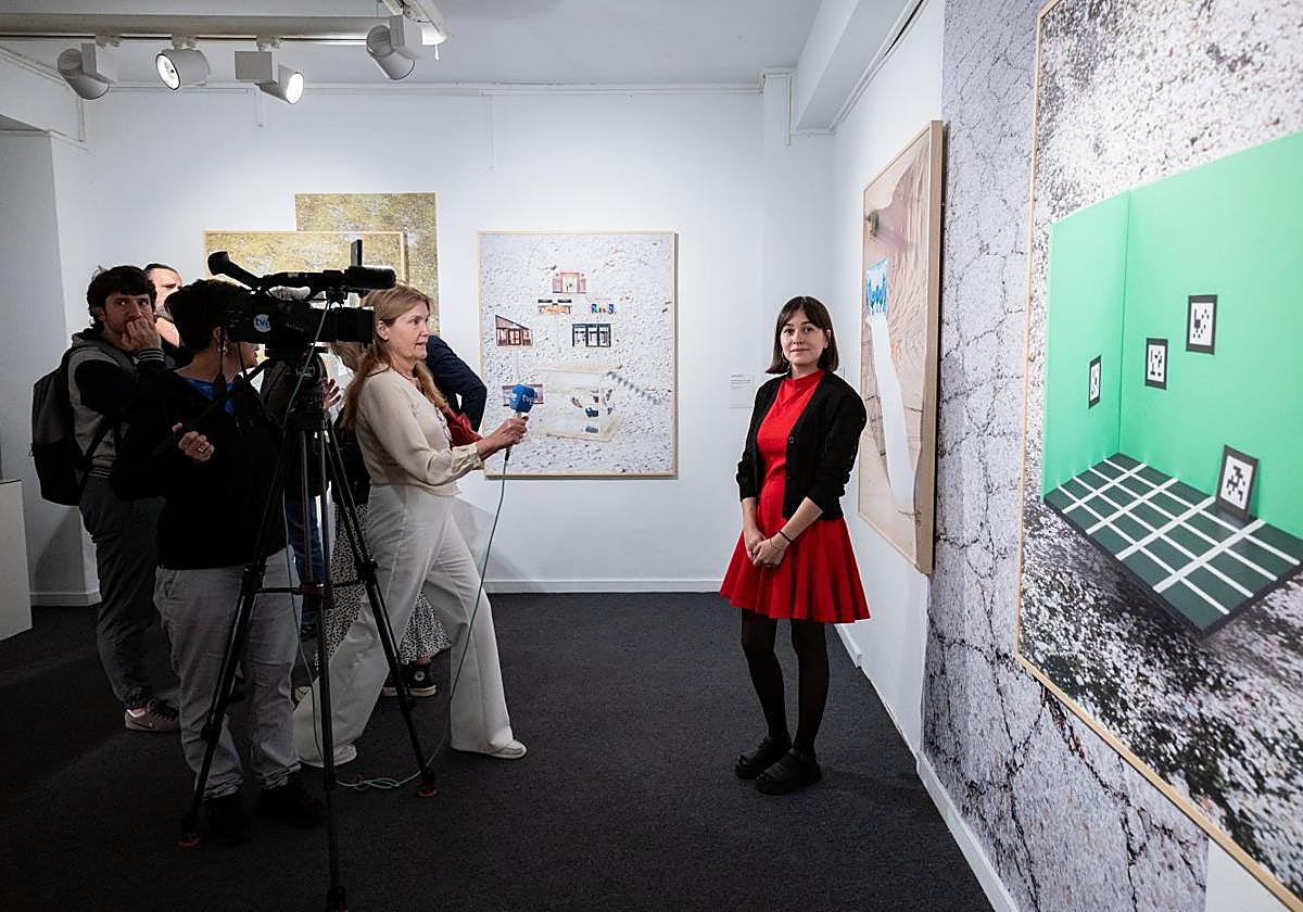 Alba Ruiz, rodeada de sus obras y ante la prensa, durante la inauguración ayer en la Esdir.