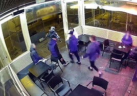 Cuatro investigados por robar una cartera al descuido y usar las tarjetas de crédito