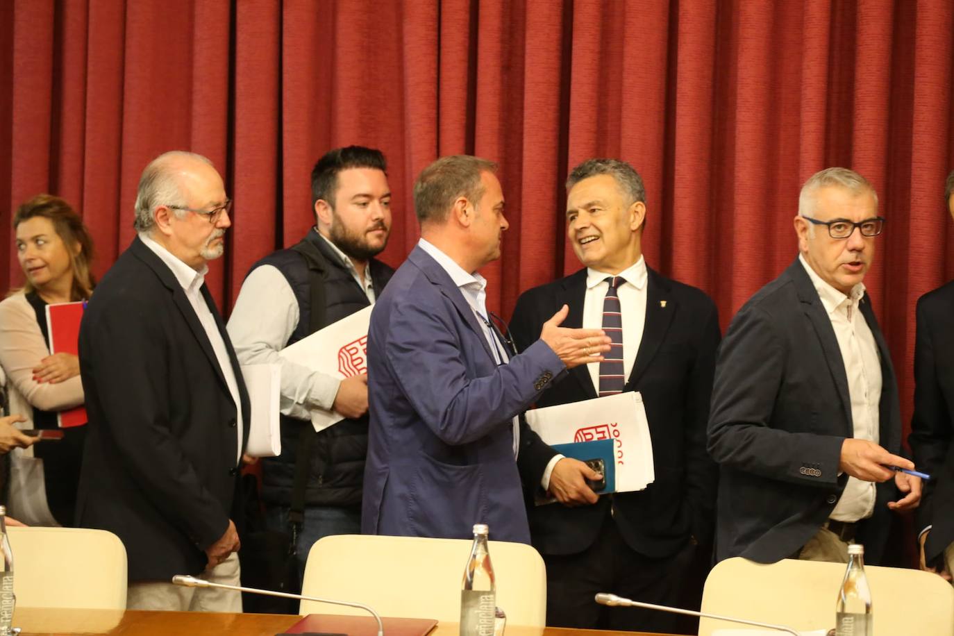 Concejales del equipo de gobierno, con el alcalde al frente, a la entrada al salón de plenos de Logroño.