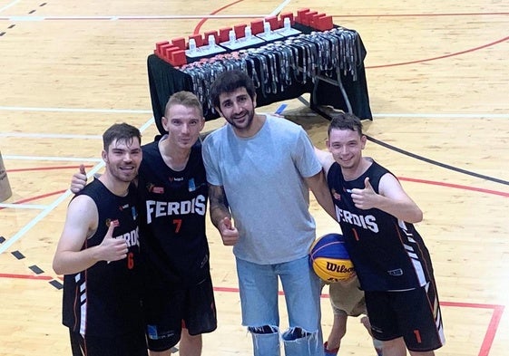 Ricky Rubio, junto a algunos de los componentes de Ferdis.