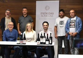 Rufino Lecea, Elena Corzana y Adrián Moreno. De pie, Antonio Larrea, Jaime Ruiz, Óscar Pérez y Jairo Morga.