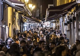 Calle Laurel, a rebosar, una noche de fiesta, en una imagen de archivo.