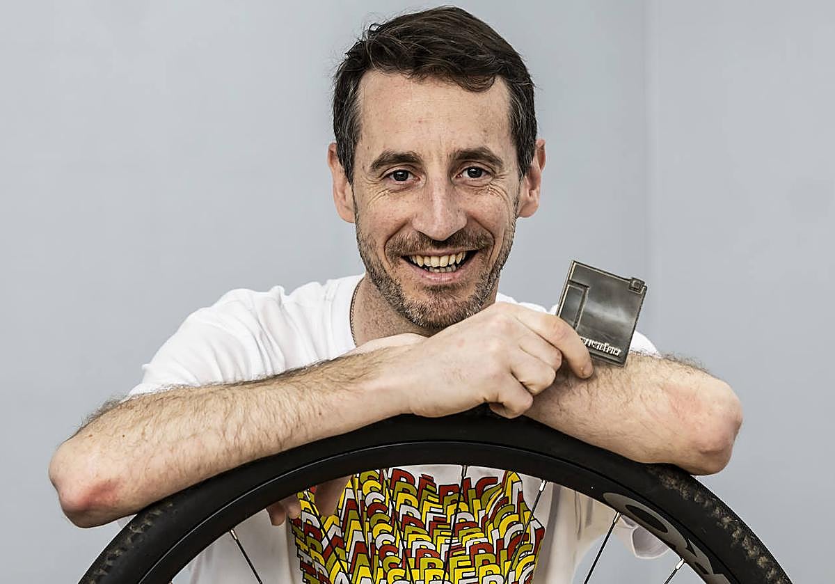 Juan Carlos Escolar posa con una medalla y una camiseta de la Transibérica.