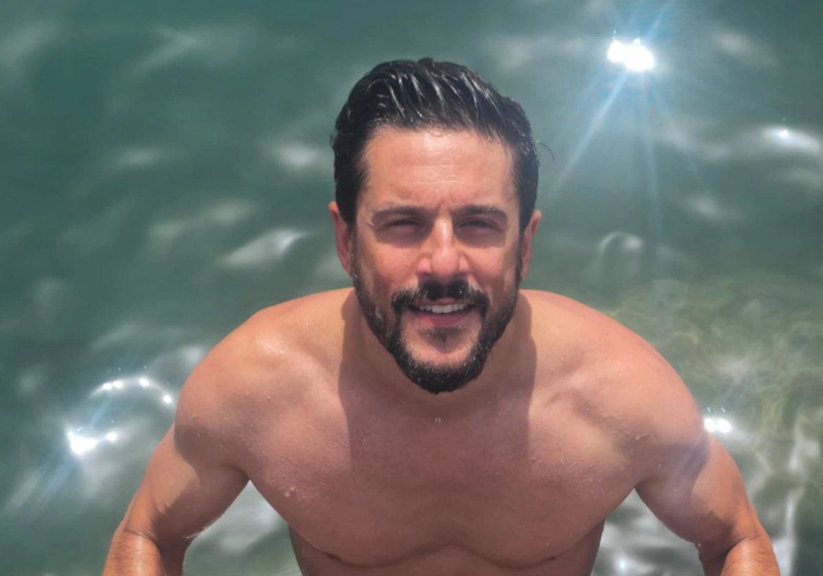 Alejo Sauras presume de cuerpo con 45 años