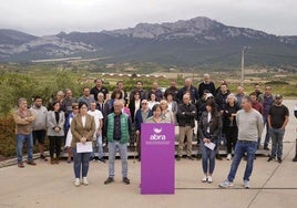 Los bodegueros de ABRA, durante la lectura del manifiesto en Laguardia.