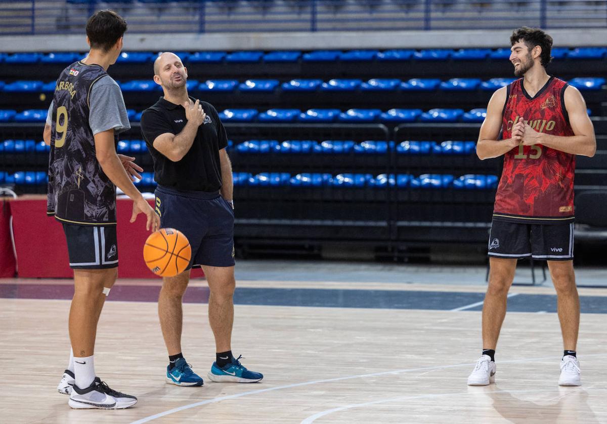 Serna habla animosamente con Arbosa y Ayesa en el entrenamiento del martes.