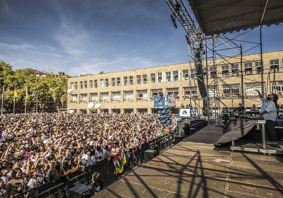 La plaza del Ayuntamiento, con la Casa Consistorial de Logroño como testigo, en un pasado cohete anunciador de San Mateo.