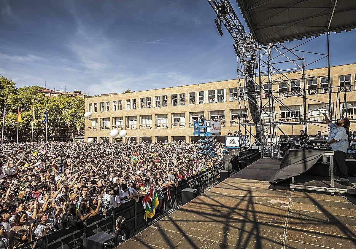 La plaza del Ayuntamiento, con la Casa Consistorial de Logroño como testigo, en un pasado cohete anunciador de San Mateo.