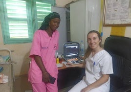 Cristina Hierro, con la matrona del centro de salud de Kabacoto.