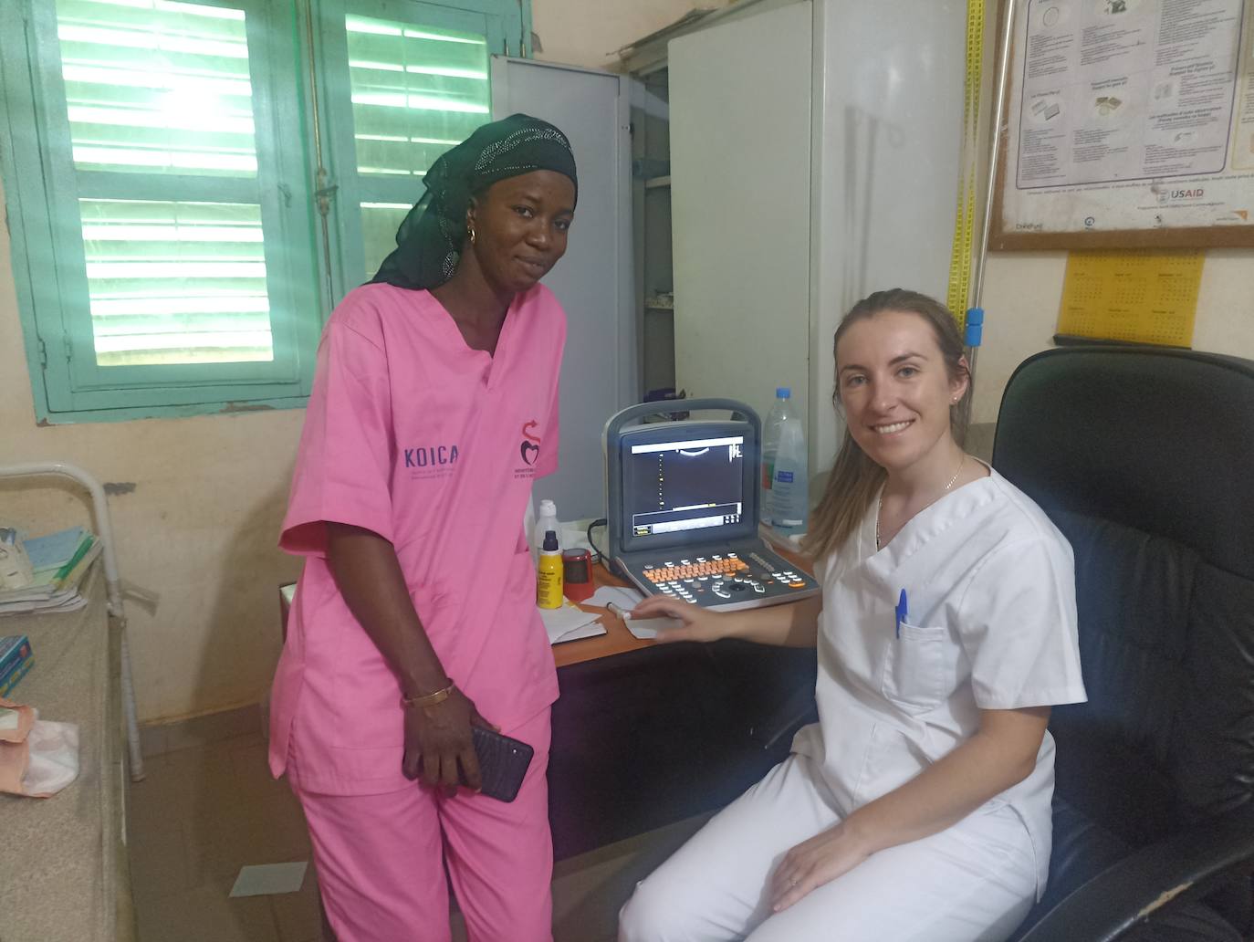 Cristina Hierro, con la matrona del centro de salud de Kabacoto.