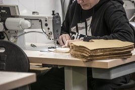 Un estudiante durante una práctica de FP.