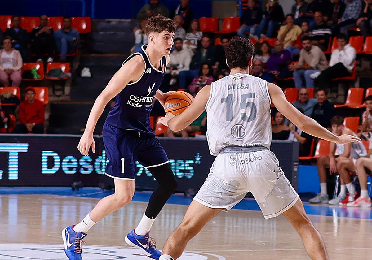 Miguel Ayesa defiende a Jordi Rodríguez en el choque de ayer entre el Clavijo y el Tizona de la Copa España.
