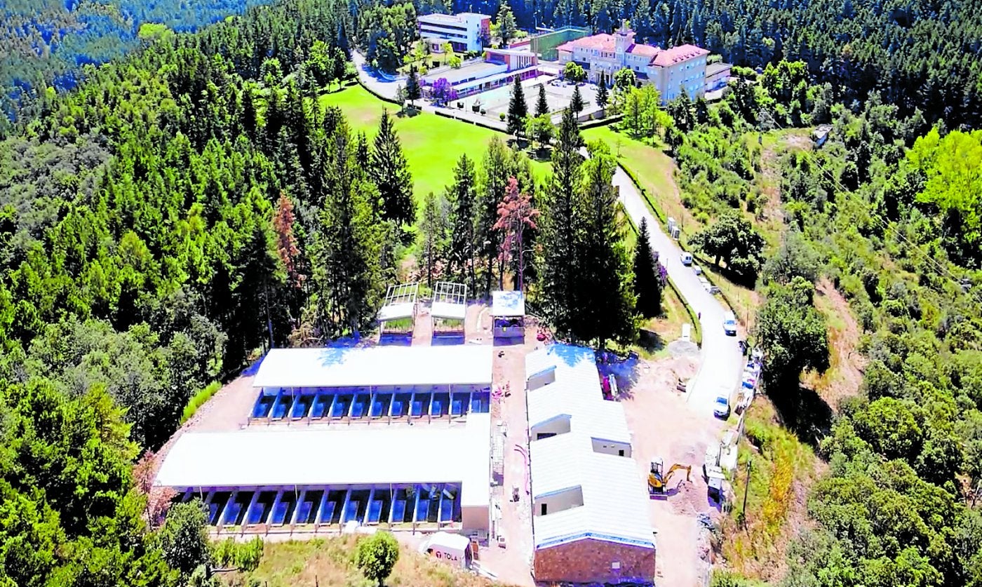 Vista aérea de las nuevas instalaciones del centro de cría de visón europeo en la Finca Ribavellosa, durante las obras de construcción.