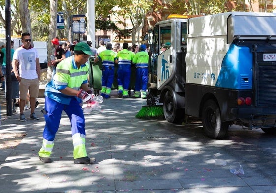 Trabajadores del servicio de limpieza viaria y recogida de basuras durante unos pasados sanmateos.