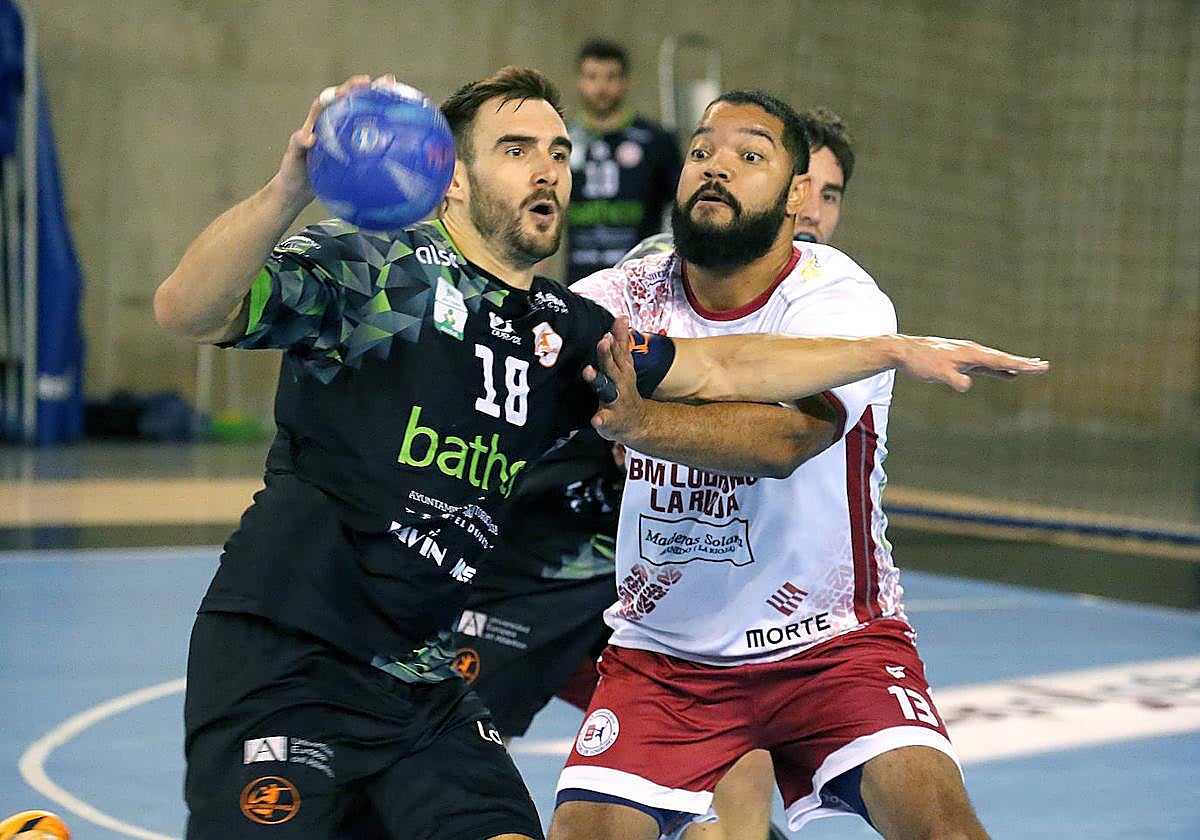 Un momento del encuentro entre el Ciudad de Logroño y el Torrelavega.