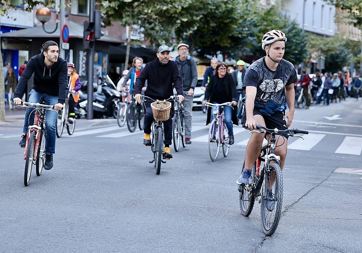 Una &#039;bicimanifestación&#039; recorre el centro de Logroño