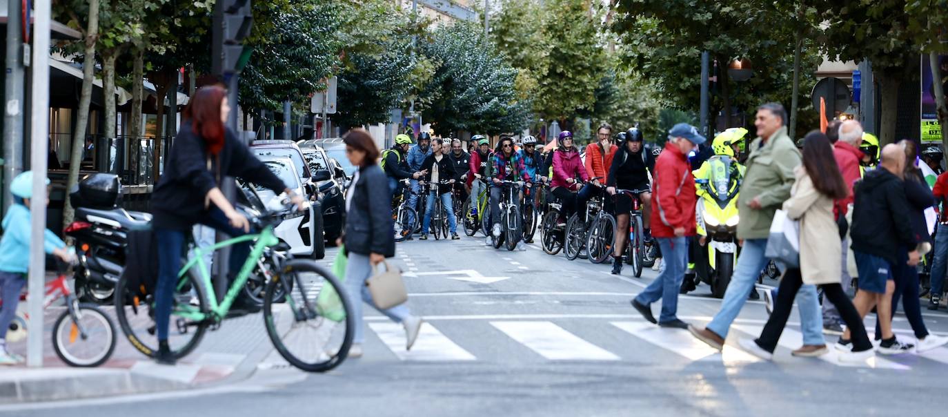 Una &#039;bicimanifestación&#039; recorre el centro de Logroño