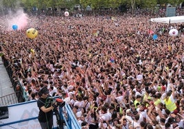 Disparo del cohete mateo el pasado 2023 con la plaza del Ayuntamiento hasta la bandera.