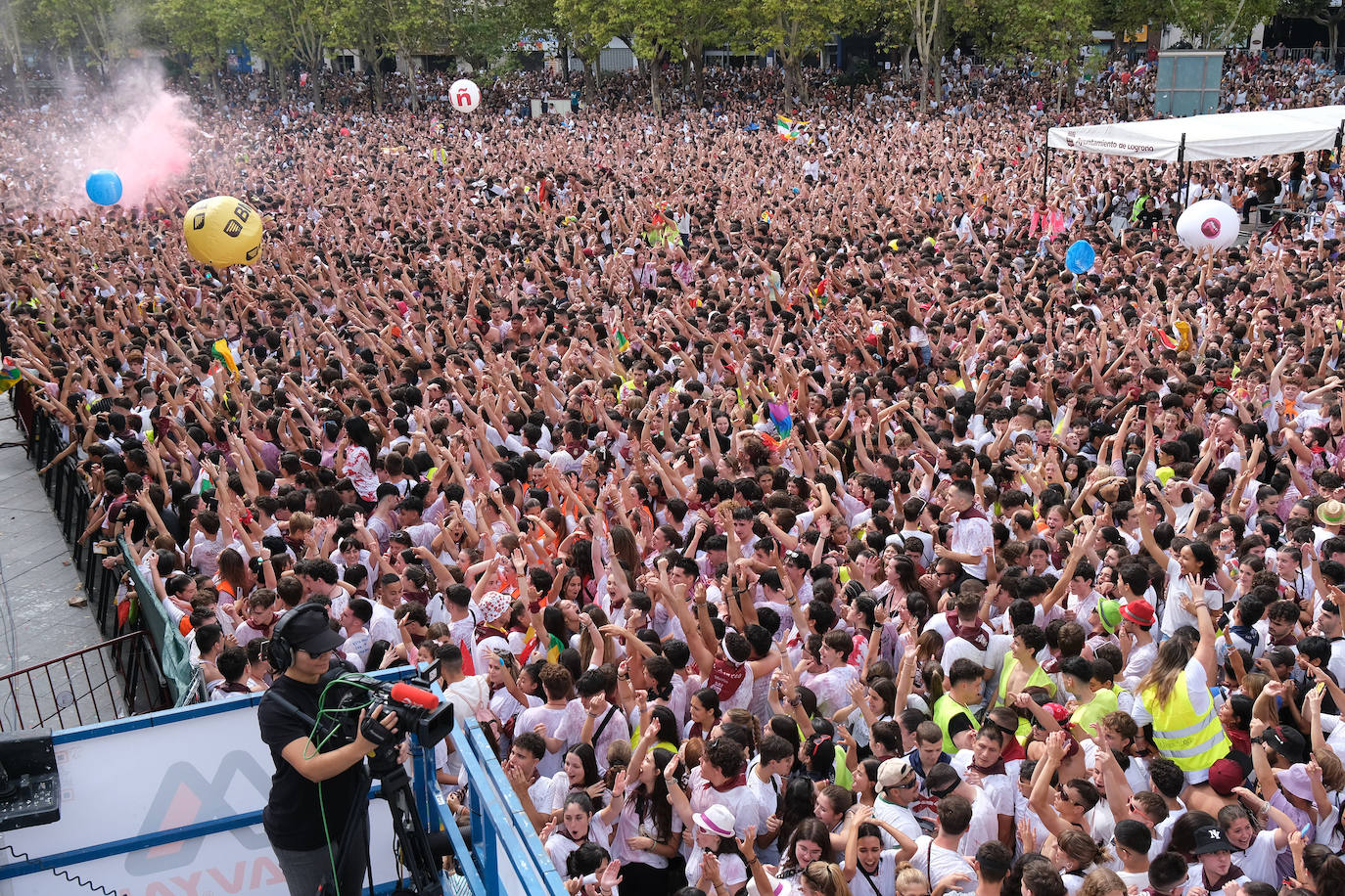 Disparo del cohete mateo el pasado 2023 con la plaza del Ayuntamiento hasta la bandera.