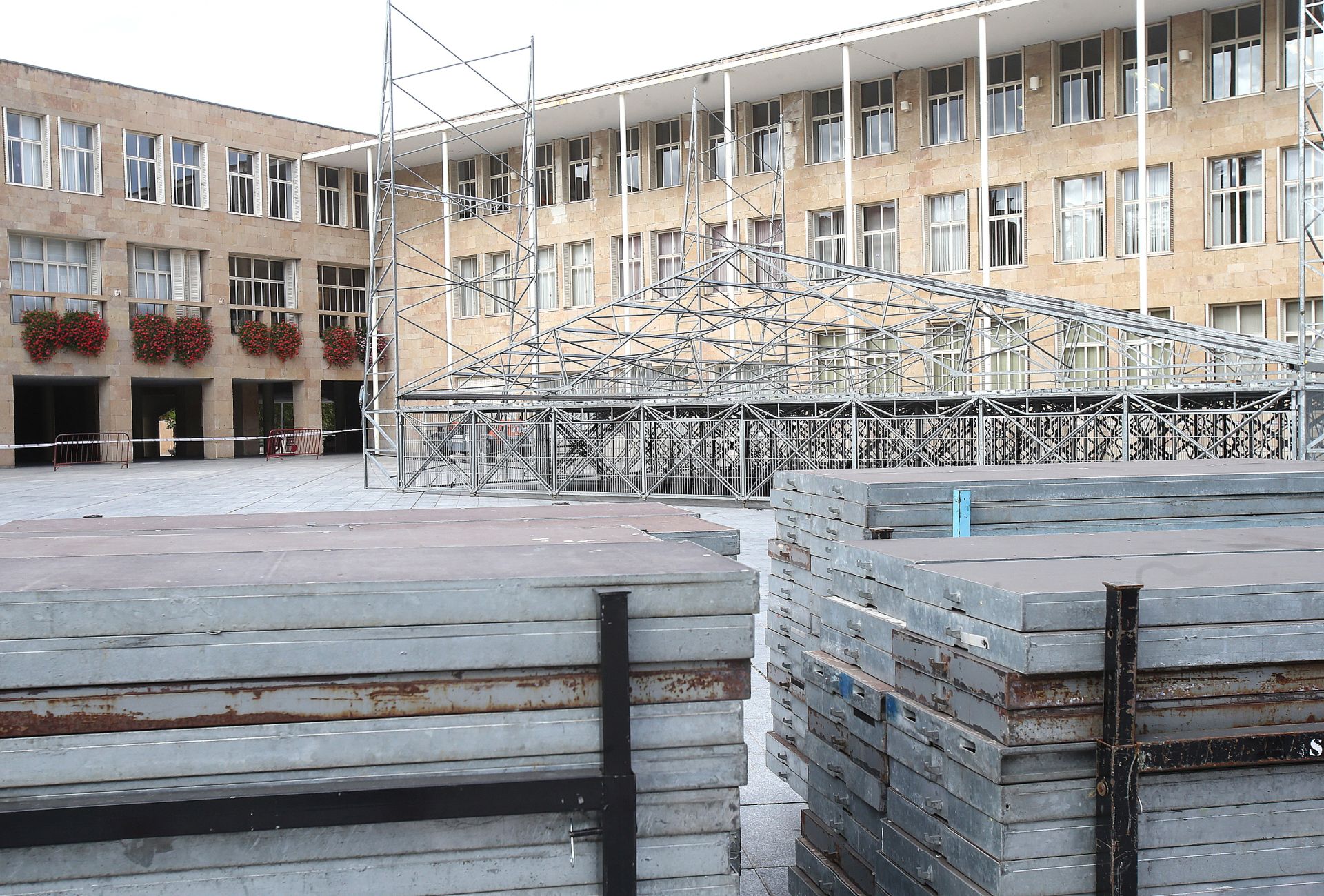 Montaje del escenario de la plaza del Ayuntamiento que se ha llevado a cabo estos días.