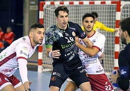 Xavi Tuà y El Korchi custodian al pivote del Torrelavega Borja Lombilla.