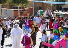 Los personajes del folclore andino acompañeron a la procesión.