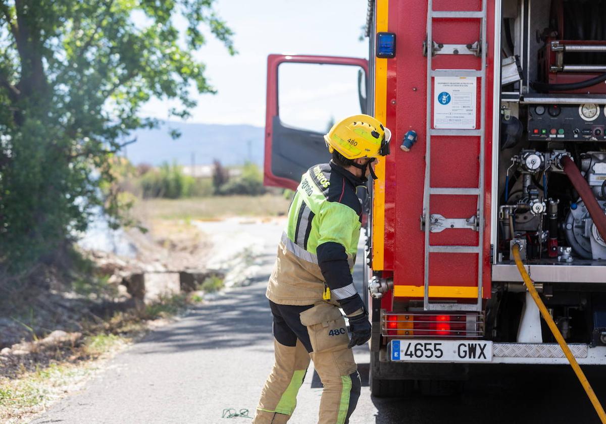 Imagen de archivo de un bombero trabajando en un incendio