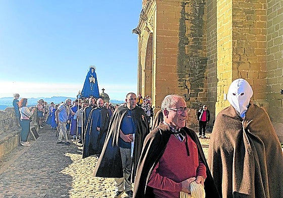 Los disciplinantes a la salida de la iglesia parroquial.