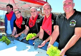 Los miembros del Club de Catas del Cerro San Cristóbal muestran los racimos presentados al concurso.