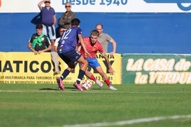 Ekiza, autor del gol calagurritano, encara a Santos.