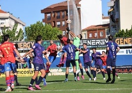 Roberto despeja de puños el balón.