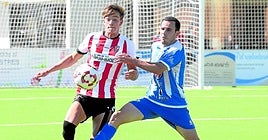 Pelea por el control del balón entre la UD Logroñés B y la Oyonesa en la Ciudad Deportiva blanquirroja.