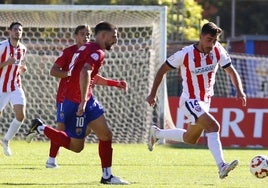 Alex Gualda avanza con el esférico perseguido por Parra.