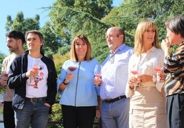 Fernando Ezquerro, presidente del Consejo, en medio de la imagen junto a la consejera vasca de Agricultura, Amaia Barredo, y en el extremo derecho la presidente de ABRA, Itxaso Compañón.