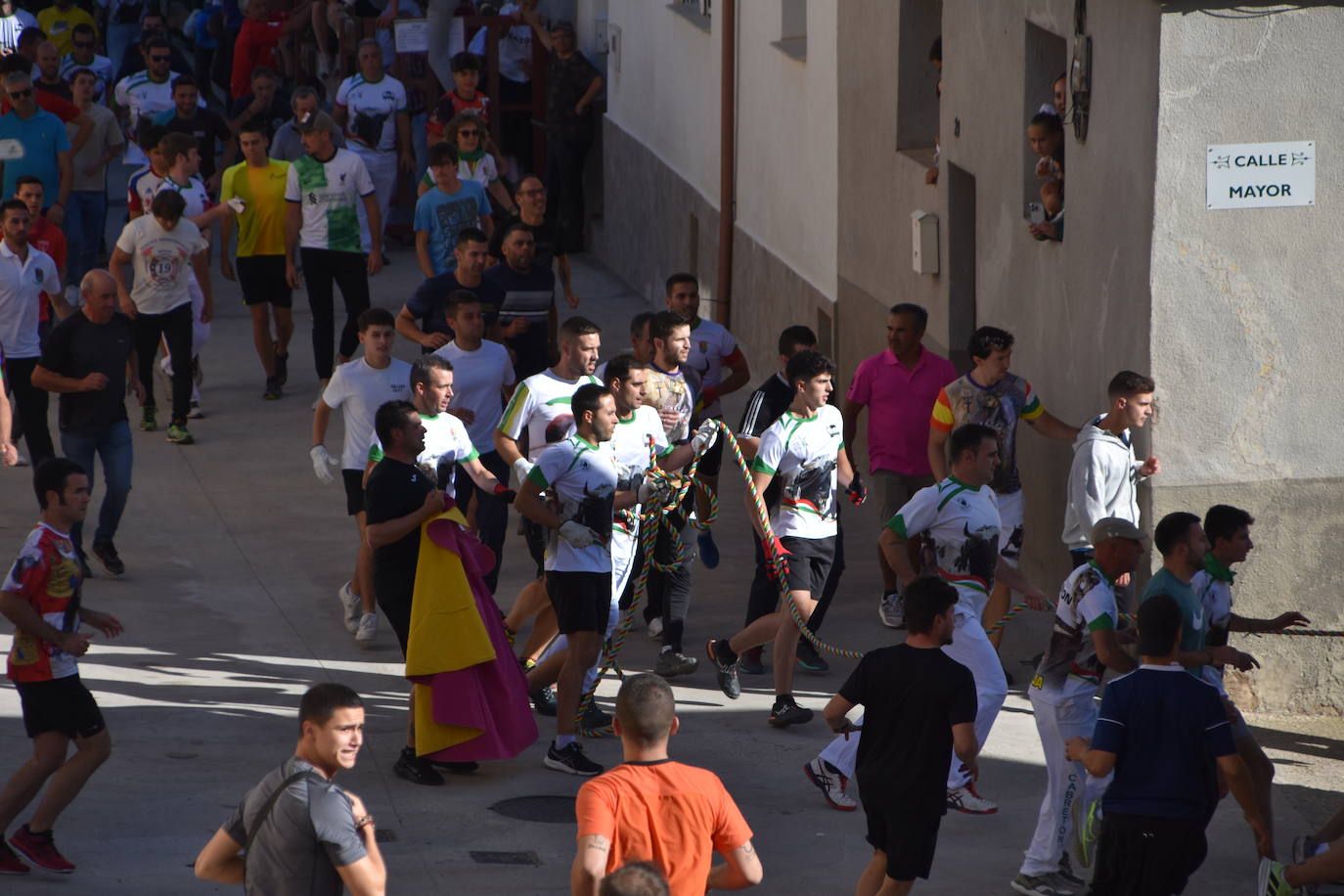 Toro ensogado en las fiestas de la Virgen del Carmen de Cabretón