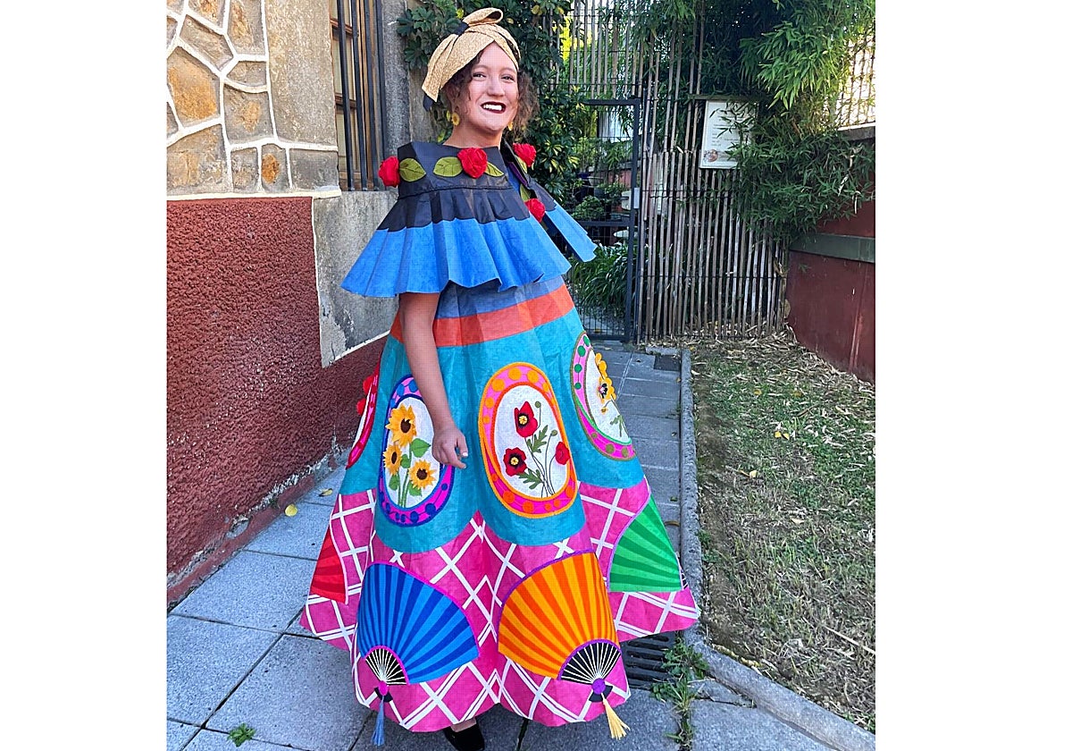 Elisa Sanz, con el vestido 'El patio de Maricarmen', ganador en 'Diseño y Originalidad' en el Concurso de Vestidos de Papel de Güeñes.