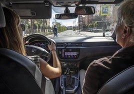 El presidente de la Asociación de Autoescuelas de La Rioja, con una alumna, este lunes en Duques de Nájera.