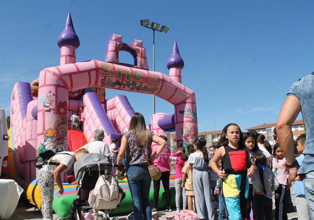 Hinchables para los más pequeños en el parque de San Lázaro.