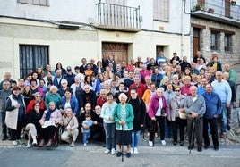 Francisca Castañares Ibáñez posa, en el centro, junto a su sobrina María Jesús, la hija de esta y sus vecinos de Torrecilla en Cameros.