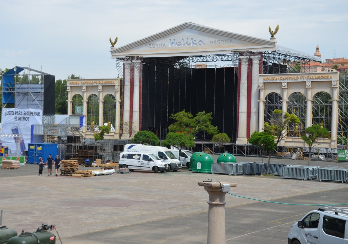 Aparcamiento de la catedral, con el escenario del festival.