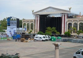 Aparcamiento de la catedral, con el escenario del festival.