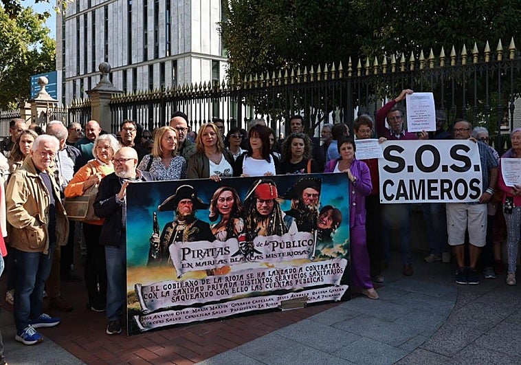 Un momento de la concentración de este martes frente al Palacete del Ejecutivo regional.