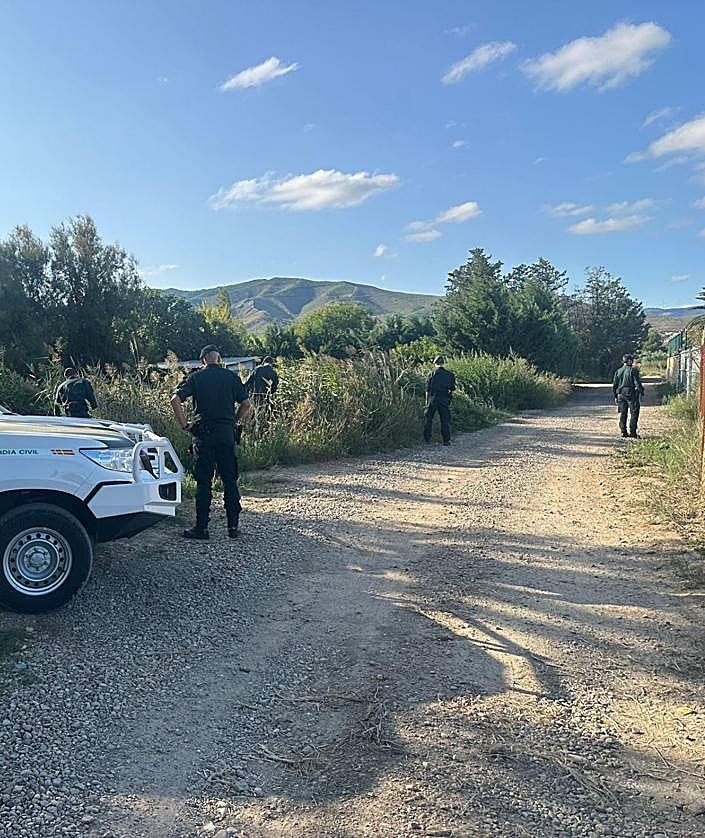 Imagen secundaria 2 - Los vehículos de los investigadores, en el lugar del hallazgo.