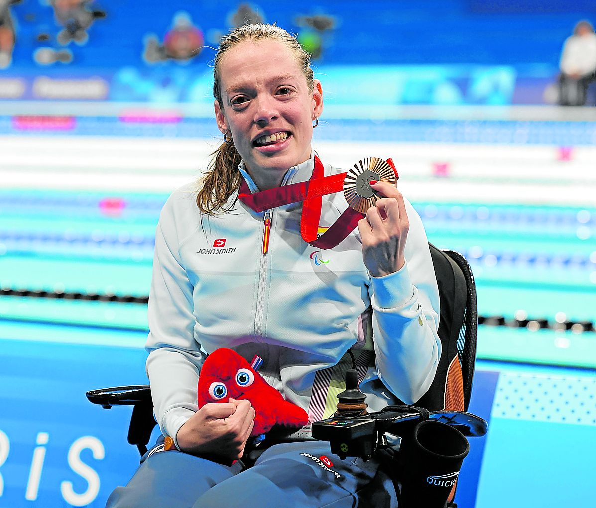 Marta Fernández posa con una de las tres medallas que logró en París.