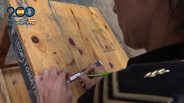La Policía Nacional repartirá pulseras identificativas para los menores en San Mateo