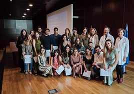 Los veinte residentes de Medicina Familiar y Comunitaria de la promoción 2020, esta mañana en el salón de actos del Hospital San Pedro, junto a la consejera, María Martín y el gerente del Seris, Luis Ángel González.